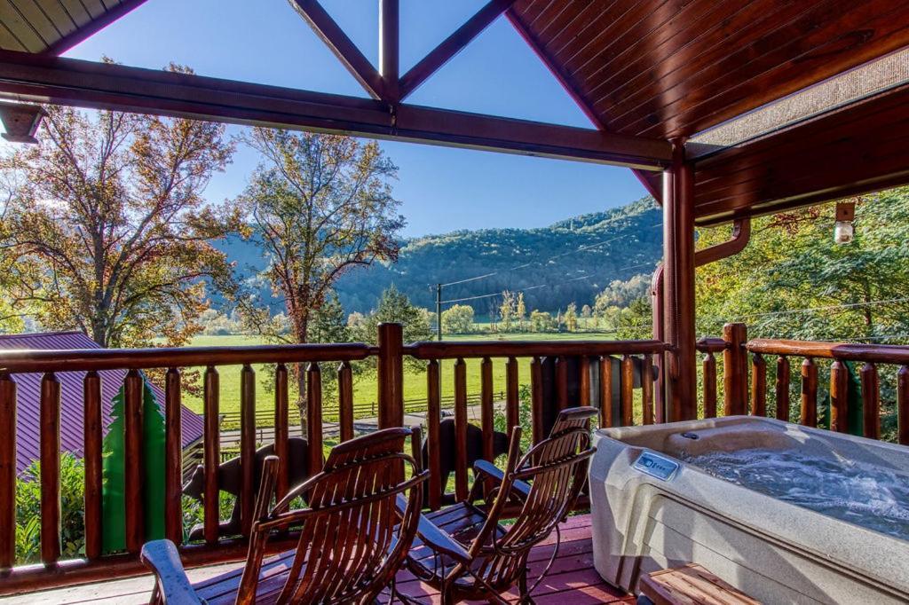 Papa Bear, Hot Tub, Wifi, 1089 Free Tickets Each Paid Day, Dollywood And More Sevierville Exterior foto